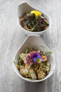 Ahşap masa üzerinde kase kızartma sebze yemekleri ilave edin