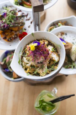 Miso çorbası kase katmanlı sunucu üzerinde