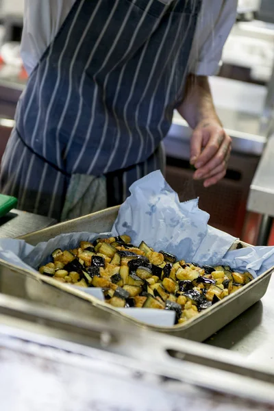 Tablett mit gekochten Auberginen in Scheiben auf der Küchentheke — Stockfoto