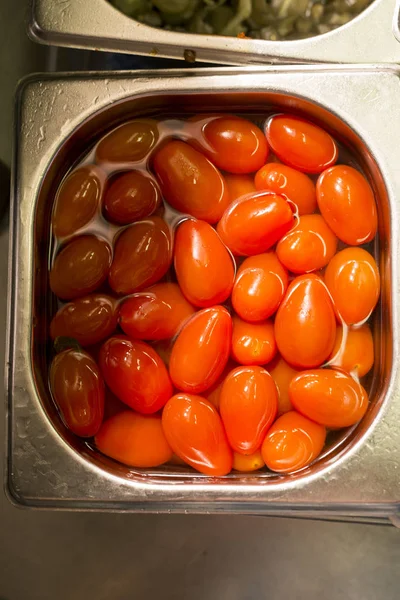 Накладные расходы на поднос помидоров салата в воде — стоковое фото