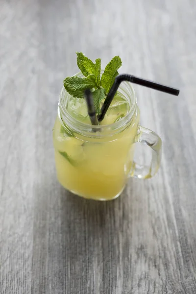 Limonada con hojas de menta y paja para beber en tarro de mampostería — Foto de Stock
