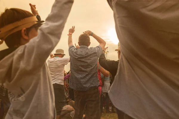 Homem entre a multidão levantando as mãos — Fotografia de Stock