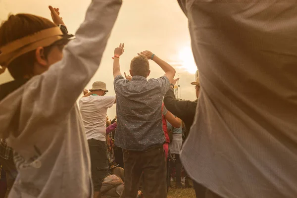 Hombre entre la multitud levantando las manos — Foto de Stock