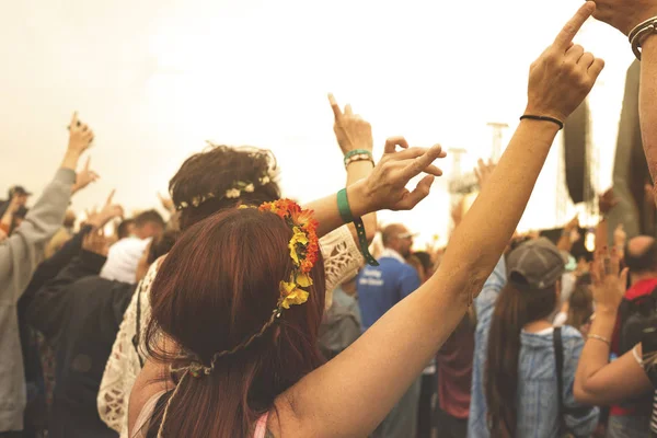 Señora con tocado de flores Fiestas con multitud de conciertos — Foto de Stock