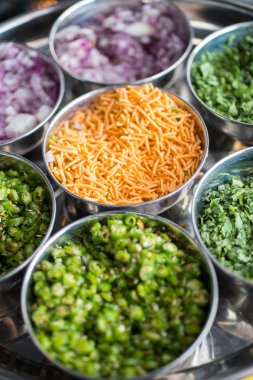 yakın bir yukarıya-in karışık punjabi gıda küçük yemekler