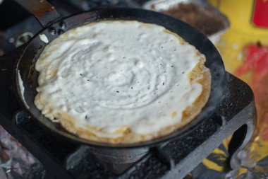 Ocağın üstüne yemek Hint dosa gözleme