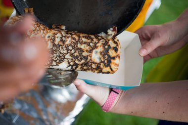 Taze pişmiş Dosa varlık almak giriş tepsisine yerleştirilir