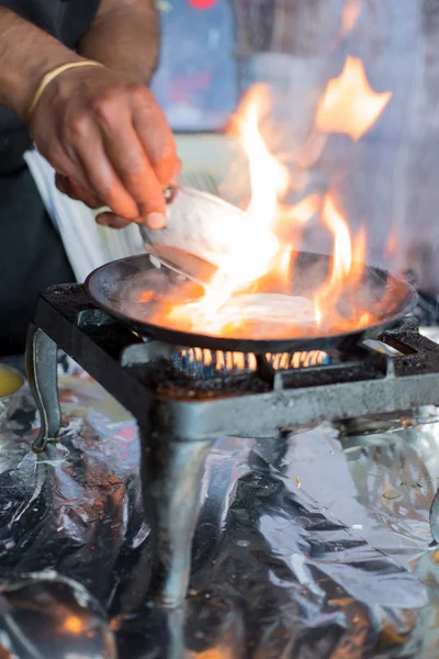 Chama em Hot Dosa Skillet no fogão — Fotografia de Stock