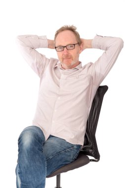 Üzerinde koltukaltı ter yama ile gömlek giymiş adam