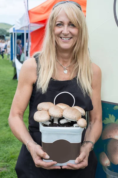 Портрет женщины, держащей грибы в цветочном ящике — стоковое фото