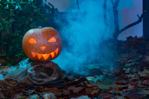 Świecące i palenie jack-o-lantern z miejsca kopii — Zdjęcie stockowe