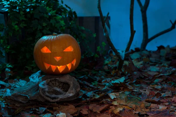 Spooky incandescente Halloween Jack-o-Lanterna con spazio copia — Foto Stock