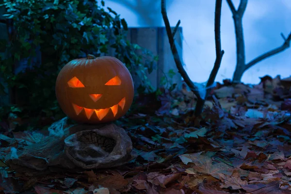 Zucca intagliata incandescente con uno sfondo leggero — Foto Stock