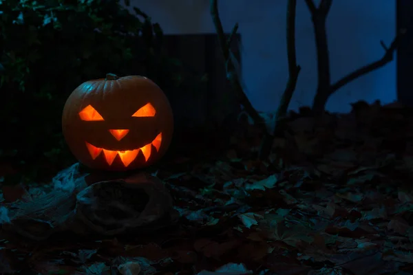 Upplysta Jack-o-Lantern mörk plats — Stockfoto