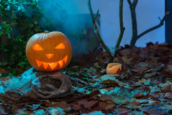 Zucca intagliata Halloween incandescente in un ambiente illuminato con spazio copia — Foto Stock