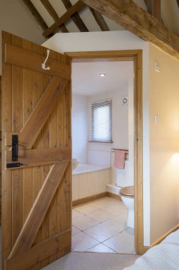 Banyo kapı aralığından görüntülendi tatil yazlık