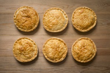 Altı pişmiş tüm Pies ahşap yüzey üzerinde ek yük
