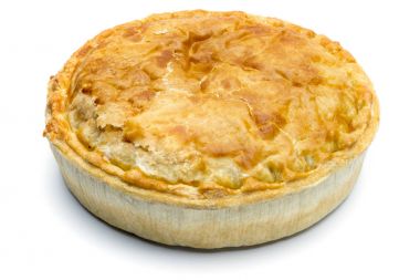 Bütün yuvarlak etli börek beyaz zemin üzerine pişmiş