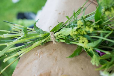 Bir buket çiçek bağlı dize