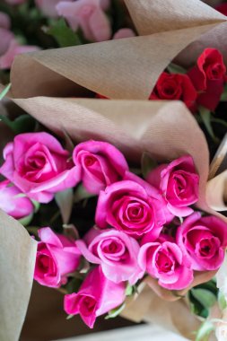 Kağıt ambalaj içinde pembe gül buketi