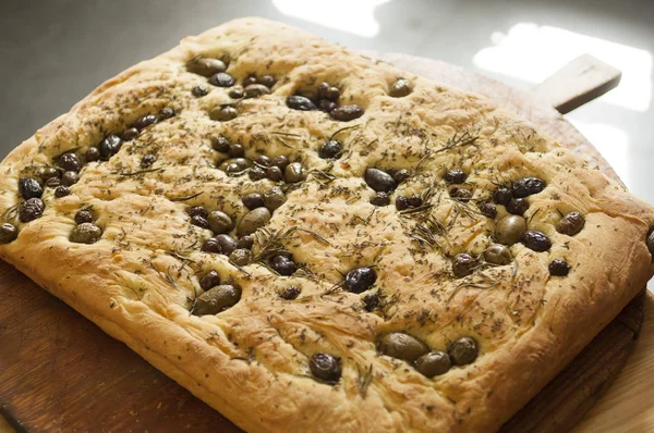 A fa sütő-ásót meleg lapos kenyér — Stock Fotó