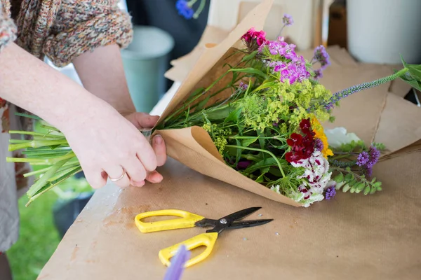 Floristería Envuelve un Ramo de Flores con Papel — Foto de Stock