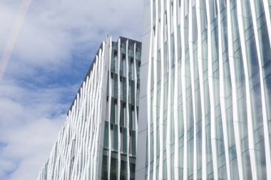 Bulutlu mavi gökyüzü üzerinde ofis binaları