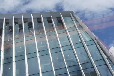 Görünümü en iyi çağdaş ofis binası mavi gökyüzü karşı