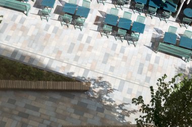 Asfaltlanmış yürüyüş yolu ile kaldırım restorant tavan görünümü