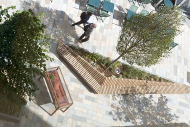 Iki kişi kaldırım Cafe yürüme yükü