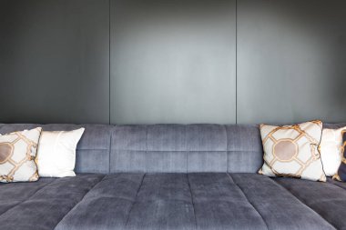 Gri otel yatak ve kopya alanı ile kare minderler