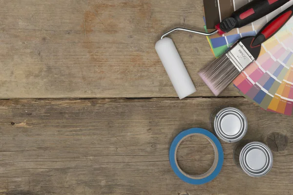Pinsel, Walze, Uhren, Klebeband und Farbdosen mit Kopierbad — Stockfoto