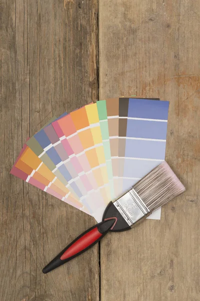 페인트 브러시 및 다양 한 색상 페인트 견본의 오버 헤드 샷 — 스톡 사진