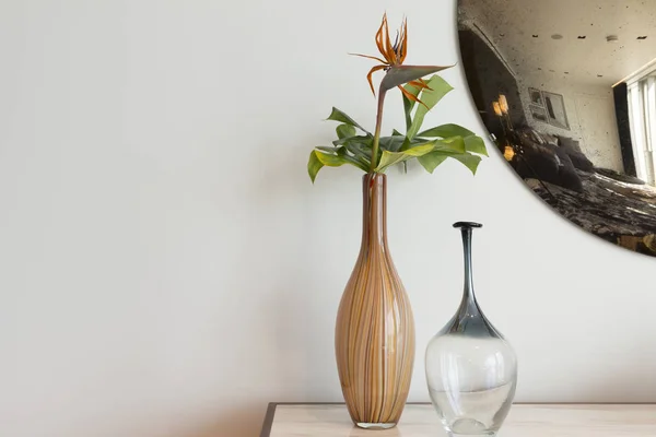 Vases décoratifs sur la table avec miroir circulaire en arrière-plan Cop — Photo