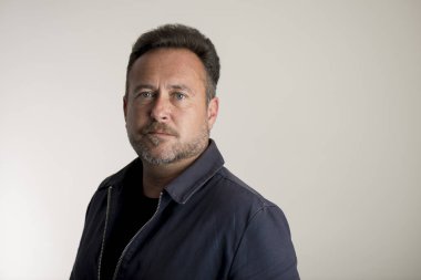 Gri arka plan kopya alanı üzerinde lacivert ceketli adamı