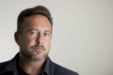 Gri arka plan kopya alanı üzerinde yetişkin bir adam portresi