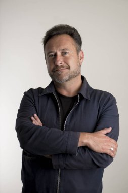 Silah ile mavi ceketli yetişkin adamı geçti