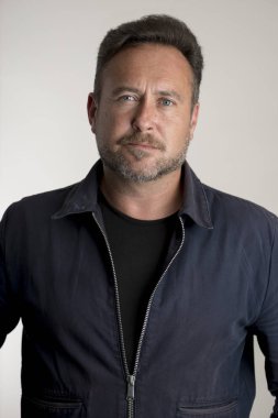 Lacivert ceket portre sakallı adam