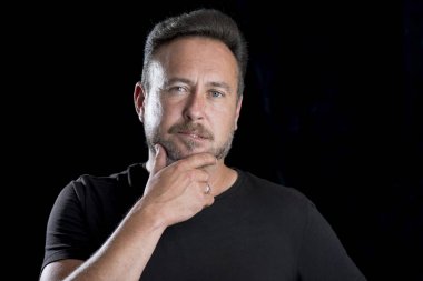 Başparmak ve parmak çene üzerinde sanki düşünme dostum