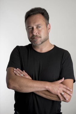 Sakallı erkek siyah gömlek ve çapraz kol uzağa arıyorsunuz