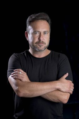 Çarpı işareti siyah tişörtlü adam sakallı silah siyah arka plan