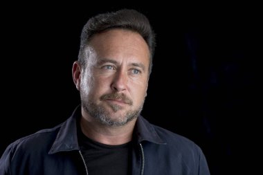 Sakallı adam uzakta siyah arka plan kopya alanı üzerinde seyir