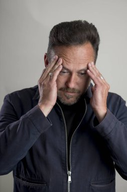 Adam alin baş ağrısı stres elleriyle