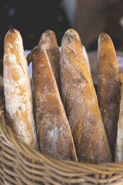 Closeup baget hasır sepet içinde bir demet