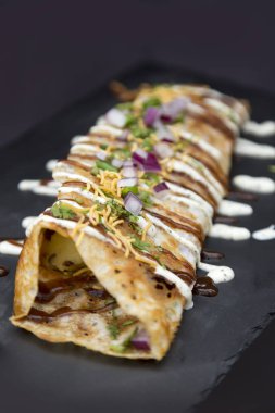 Soğan, otlar ve beyaz sos ile tepesinde kızarmış Tortilla şal
