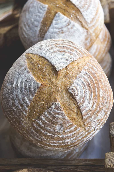 Fa tálca kerek kenyeret friss kenyeret — Stock Fotó