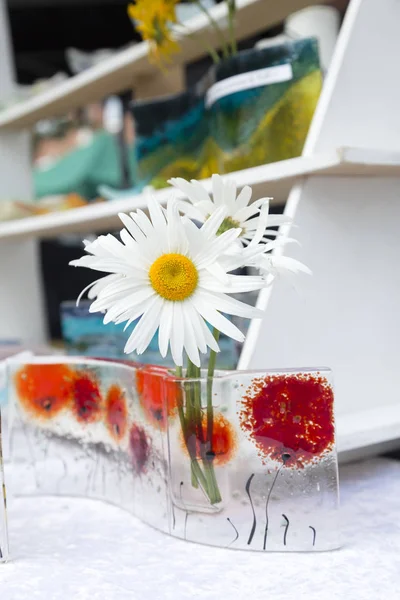 Marguerites dans un vase décoratif en cristal — Photo