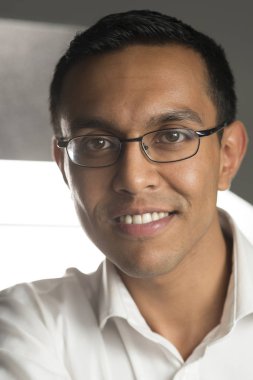 Orta yaşlı adam gözlük gülümseyen