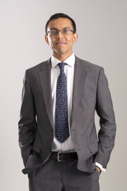 Erkek ceket ve kravat ve eşleşen pantolon giyen gözlük