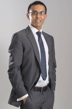 Genç gözlük tam iş kıyafetleri içinde adam